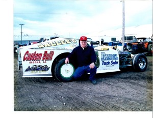 Bob Arend next to Keith Schmitz's IMCA modified.